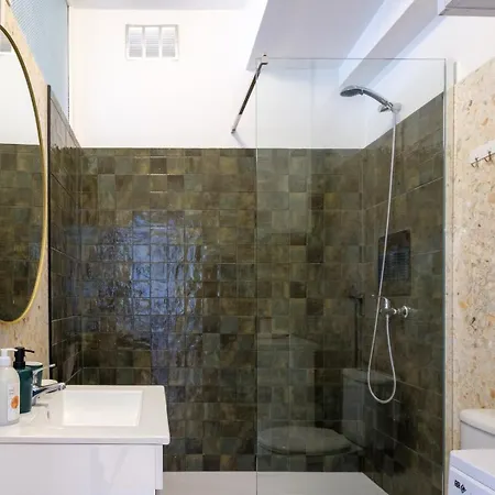 Guestready - Back To Little World * 포르투